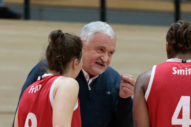 Kim Franze (HTC, 8), Marek Piotrowski (HTC, Head Coach), Zoesha Smith (HTC, 4), Syntainics MBC vs. Herner TC, Frauen, Basketball, 1. Bundesliga, DBBL, Hauptrunde, 15. Spieltag, Saison 2025 26, 18.01.2026. Halle SWH Arena Sachsen-Anhalt Deutschland