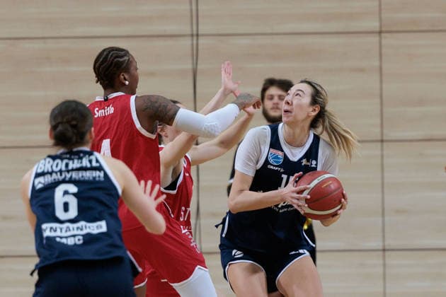Nicole Brochlitz (Lions, 6), Zoesha Smith (HTC, 4), Sona Svetlikova (Lions, 15), Syntainics MBC vs. Herner TC, Frauen, Basketball, 1. Bundesliga, DBBL, Hauptrunde, 15. Spieltag, Saison 2025 26, 18.01.2026. Halle SWH Arena Sachsen-Anhalt Deutschland