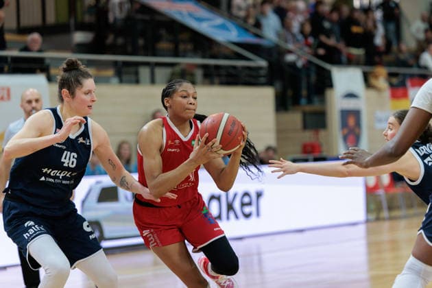 Romy Bär (Lions, 46), Makiyah Keshaya Allen Williams (HTC, 23), Syntainics MBC vs. Herner TC, Frauen, Basketball, 1. Bundesliga, DBBL, Hauptrunde, 15. Spieltag, Saison 2025 26, 18.01.2026. Halle SWH Arena Sachsen-Anhalt Deutschland
