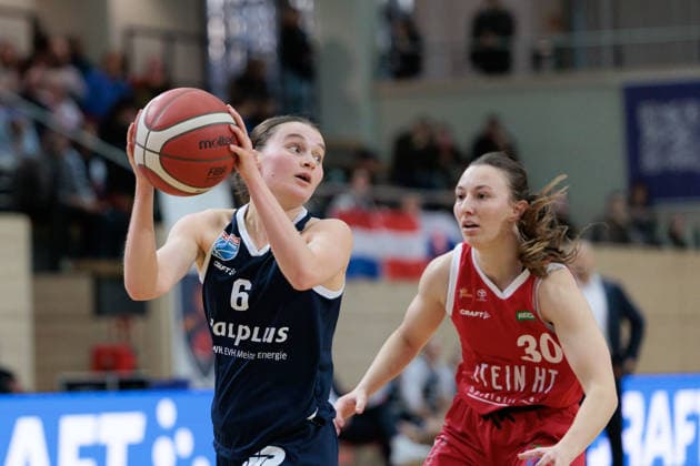 Nicole Brochlitz (Lions, 6), Alice Recanati (HTC, 30), Syntainics MBC vs. Herner TC, Frauen, Basketball, 1. Bundesliga, DBBL, Hauptrunde, 15. Spieltag, Saison 2025 26, 18.01.2026. Halle SWH Arena Sachsen-Anhalt Deutschland