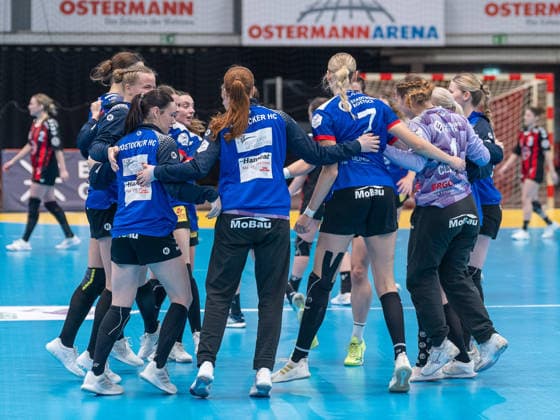 Die Rostocker Spielerinnen bejubeln den Sieg. TSV Bayer 04 Leverkusen vs. Rostocker Handball Club, Handball, ALSCO Handballbundesliga Frauen, 14. Spieltag, Saison 2025 2026, 18.01.2026 TSV Bayer 04 Leverkusen vs. Rostocker Handball Club, Handball, ALSCO Handballbundesliga Frauen, 18. Spieltag, Saison 2025 2026, 18.01.2026 Leverkusen Copyright: xEibner-Pressefoto ThomasxHaeslerx EP_THR