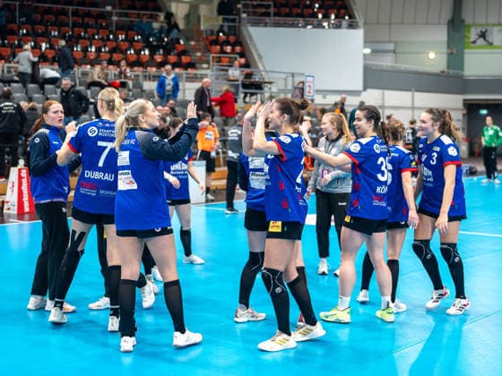 Die Rostocker Spielerinnen bejubeln den Sieg. TSV Bayer 04 Leverkusen vs. Rostocker Handball Club, Handball, ALSCO Handballbundesliga Frauen, 14. Spieltag, Saison 2025 2026, 18.01.2026 TSV Bayer 04 Leverkusen vs. Rostocker Handball Club, Handball, ALSCO Handballbundesliga Frauen, 18. Spieltag, Saison 2025 2026, 18.01.2026 Leverkusen Copyright: xEibner-Pressefoto ThomasxHaeslerx EP_THR