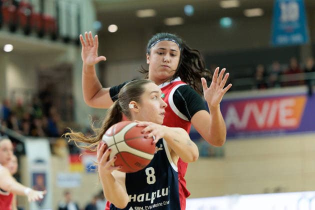 Anna Suckstoff (Lions, 8), Olivia Irene Olsen (HTC, 31), Syntainics MBC vs. Herner TC, Frauen, Basketball, 1. Bundesliga, DBBL, Hauptrunde, 15. Spieltag, Saison 2025 26, 18.01.2026. Halle SWH Arena Sachsen-Anhalt Deutschland