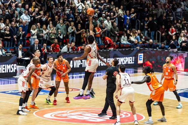 GER, easy-Credit Basketball-Bundesliga, Niners Chemnitz - FC Bayern München Basketball. 18.01.2026, Messe, Chemnitz, GER, easy-Credit Basketball-Bundesliga, Niners Chemnitz - FC Bayern München Basketball. Tipp off, David McCormack (FC Bayern München Basketball 33), Amadou Sow (Niners Chemnitz, 12) Foto Alexander Trienitz Chemnitz Messe Sachsen Deutschland