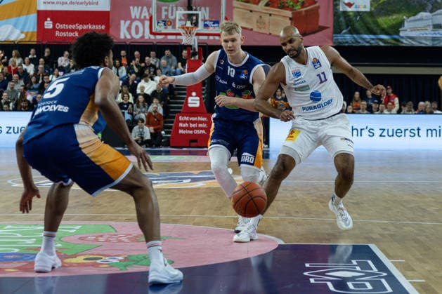 Akeem Vargas (SYNTAINICS MBC, 11) verliert den Ball gegen Lukasz Kolenda (ROSTOCK SEAWOLVES, 10) und D Shawn Schwartz (ROSTOCK SEAWOLVES, 05), GER, Rostock Seawolves vs. SYNTAINICS MBC, easycredit BBL, Basketball, Bundesliga, 16. Spieltag, Spielzeit 2025 2026, 18.01.2026. GER, Rostock Seawolves vs. SYNTAINICS MBC, easycredit BBL, Basketball, Bundesliga, 16. Spieltag, Spielzeit 2025 2026, 18.01.2026 Rostock Copyright: xEibner-Pressefoto DenverxEhrlichx EP_DEH