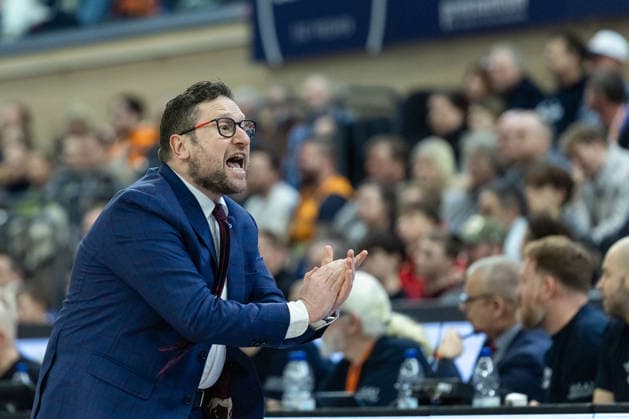 Marco Ramondino (SYNTAINICS MBC, Chef-Trainer) feuert sein Team an, GER, Rostock Seawolves vs. SYNTAINICS MBC, easycredit BBL, Basketball, Bundesliga, 16. Spieltag, Spielzeit 2025 2026, 18.01.2026. GER, Rostock Seawolves vs. SYNTAINICS MBC, easycredit BBL, Basketball, Bundesliga, 16. Spieltag, Spielzeit 2025 2026, 18.01.2026 Rostock Copyright: xEibner-Pressefoto DenverxEhrlichx EP_DEH