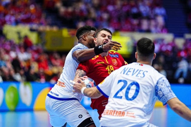 Victor Iturizza (Portugal, 08), Filip Kuzmanovski (Nordmazedonien, 18) DEN, Nordmazedonien vs. Portugal, Handball, EHF Europameisterschaft 2026, Gruppe B, Spieltag 2, 18.01.2026 DEN, Nordmazedonien vs. Portugal, Handball, EHF Europameisterschaft 2026, Gruppe B, Spieltag 2, 18.01.2026 Herning Copyright: xEibner-Pressefoto MarcelxvonxFehrnx EP_MFN