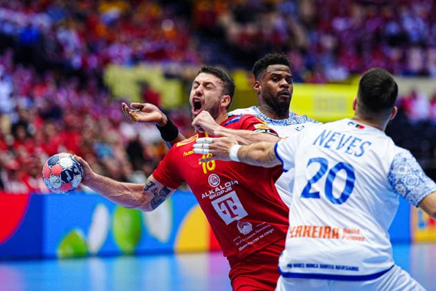 Filip Kuzmanovski (Nordmazedonien, 18), Victor Iturizza (Portugal, 08), Miguel Neves (Portugal, 20) DEN, Nordmazedonien vs. Portugal, Handball, EHF Europameisterschaft 2026, Gruppe B, Spieltag 2, 18.01.2026 DEN, Nordmazedonien vs. Portugal, Handball, EHF Europameisterschaft 2026, Gruppe B, Spieltag 2, 18.01.2026 Herning Copyright: xEibner-Pressefoto MarcelxvonxFehrnx EP_MFN