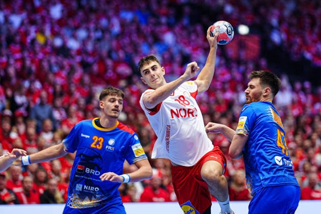 Wurf Tor Mads Hoxer (Daenemark, 38) DEN, Rumaeinen vs. Daenemark, Handball, EHF Europameisterschaft 2026, Gruppe B, Spieltag 2, 18.01.2026 DEN, Rumaeinen vs. Daenemark, Handball, EHF Europameisterschaft 2026, Gruppe B, Spieltag 2, 18.01.2026 Herning Copyright: xEibner-Pressefoto MarcelxvonxFehrnx EP_MFN