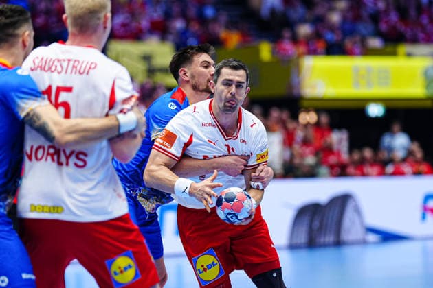 Andrei Buzle (Rumaenien, 47), Rasmus Lauge (Daenemark, 11) DEN, Rumaeinen vs. Daenemark, Handball, EHF Europameisterschaft 2026, Gruppe B, Spieltag 2, 18.01.2026 DEN, Rumaeinen vs. Daenemark, Handball, EHF Europameisterschaft 2026, Gruppe B, Spieltag 2, 18.01.2026 Herning Copyright: xEibner-Pressefoto MarcelxvonxFehrnx EP_MFN