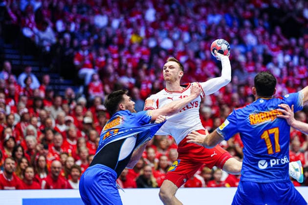 Andrei Buzle (Rumaenien, 47), Mathias Gidsel (Daenemark, 19) DEN, Rumaeinen vs. Daenemark, Handball, EHF Europameisterschaft 2026, Gruppe B, Spieltag 2, 18.01.2026 DEN, Rumaeinen vs. Daenemark, Handball, EHF Europameisterschaft 2026, Gruppe B, Spieltag 2, 18.01.2026 Herning Copyright: xEibner-Pressefoto MarcelxvonxFehrnx EP_MFN