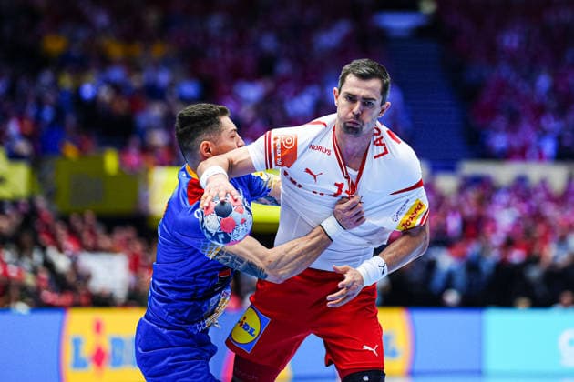 Robert Militaru (Rumaenien, 08), Rasmus Lauge (Daenemark, 11) DEN, Rumaeinen vs. Daenemark, Handball, EHF Europameisterschaft 2026, Gruppe B, Spieltag 2, 18.01.2026 DEN, Rumaeinen vs. Daenemark, Handball, EHF Europameisterschaft 2026, Gruppe B, Spieltag 2, 18.01.2026 Herning Copyright: xEibner-Pressefoto MarcelxvonxFehrnx EP_MFN