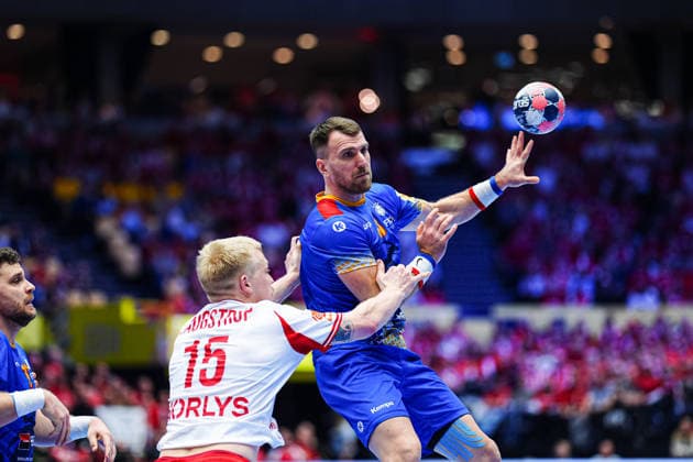 Magnus Saugstrup (Daenemark, 15), Radu Ghita (Rumaenien, 13) DEN, Rumaeinen vs. Daenemark, Handball, EHF Europameisterschaft 2026, Gruppe B, Spieltag 2, 18.01.2026 DEN, Rumaeinen vs. Daenemark, Handball, EHF Europameisterschaft 2026, Gruppe B, Spieltag 2, 18.01.2026 Herning Copyright: xEibner-Pressefoto MarcelxvonxFehrnx EP_MFN