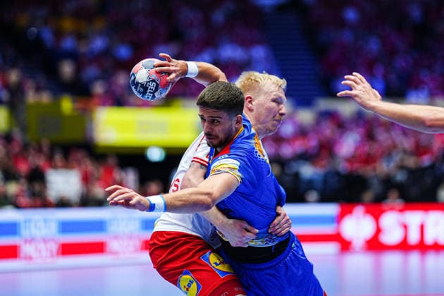 Magnus Saugstrup (Daenemark, 15), Tudor Botea (Rumaenien, 06) DEN, Rumaeinen vs. Daenemark, Handball, EHF Europameisterschaft 2026, Gruppe B, Spieltag 2, 18.01.2026 DEN, Rumaeinen vs. Daenemark, Handball, EHF Europameisterschaft 2026, Gruppe B, Spieltag 2, 18.01.2026 Herning Copyright: xEibner-Pressefoto MarcelxvonxFehrnx EP_MFN