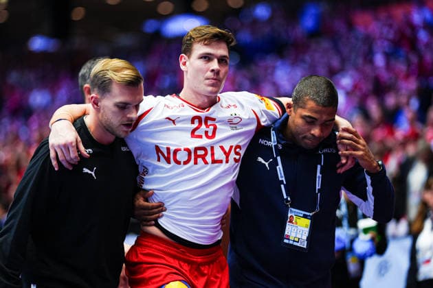 Lukas Joergensen (Daenemark, 25) wird mit Verletzung von Johan Hansen (Daenemark, 26) und Mads Mensah (Daenemark, 22) vom Spielfeld getragen DEN, Rumaeinen vs. Daenemark, Handball, EHF Europameisterschaft 2026, Gruppe B, Spieltag 2, 18.01.2026 DEN, Rumaeinen vs. Daenemark, Handball, EHF Europameisterschaft 2026, Gruppe B, Spieltag 2, 18.01.2026 Herning Copyright: xEibner-Pressefoto MarcelxvonxFehrnx EP_MFN