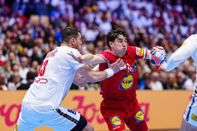 Luka Rogan (Serbien, 33), Elias Kofler (Oesterreich, 66) DEN, Oesterreich vs. Serbien, Handball, EHF Europameisterschaft 2026, Gruppe A, Spieltag 3, 19.01.2026 DEN, Oesterreich vs. Serbien, Handball, EHF Europameisterschaft 2026, Gruppe A, Spieltag 3, 19.01.2026 Herning Copyright: xEibner-Pressefoto MarcelxvonxFehrnx EP_MFN
