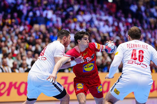 Luka Rogan (Serbien, 33), Elias Kofler (Oesterreich, 66) DEN, Oesterreich vs. Serbien, Handball, EHF Europameisterschaft 2026, Gruppe A, Spieltag 3, 19.01.2026 DEN, Oesterreich vs. Serbien, Handball, EHF Europameisterschaft 2026, Gruppe A, Spieltag 3, 19.01.2026 Herning Copyright: xEibner-Pressefoto MarcelxvonxFehrnx EP_MFN