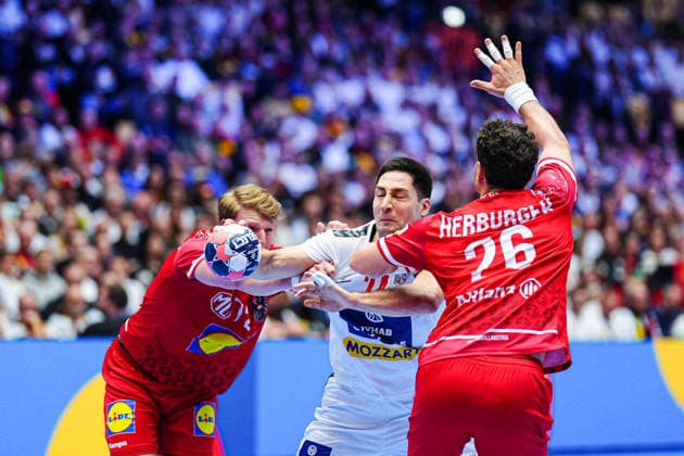 Lukas Hutecek (Oesterreich, 72), Lazar Kukic (Serbien, 24), Lukas Herburger (Oesterreich, 26) DEN, Oesterreich vs. Serbien, Handball, EHF Europameisterschaft 2026, Gruppe A, Spieltag 3, 19.01.2026 DEN, Oesterreich vs. Serbien, Handball, EHF Europameisterschaft 2026, Gruppe A, Spieltag 3, 19.01.2026 Herning Copyright: xEibner-Pressefoto MarcelxvonxFehrnx EP_MFN