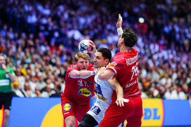 Lukas Hutecek (Oesterreich, 72), Lazar Kukic (Serbien, 24), Lukas Herburger (Oesterreich, 26) DEN, Oesterreich vs. Serbien, Handball, EHF Europameisterschaft 2026, Gruppe A, Spieltag 3, 19.01.2026 DEN, Oesterreich vs. Serbien, Handball, EHF Europameisterschaft 2026, Gruppe A, Spieltag 3, 19.01.2026 Herning Copyright: xEibner-Pressefoto MarcelxvonxFehrnx EP_MFN