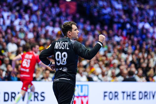 Jubel nach Parade Constantin Moestl (Oesterreich, 98) DEN, Oesterreich vs. Serbien, Handball, EHF Europameisterschaft 2026, Gruppe A, Spieltag 3, 19.01.2026 DEN, Oesterreich vs. Serbien, Handball, EHF Europameisterschaft 2026, Gruppe A, Spieltag 3, 19.01.2026 Herning Copyright: xEibner-Pressefoto MarcelxvonxFehrnx EP_MFN