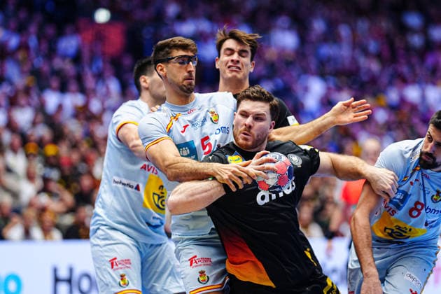 Antonio Serradilla (Spanien, 05), Johannes Golla (Deutschland, 04) DEN, Deutschland vs. Spanien, Handball, EHF Europameisterschaft 2026, Gruppe A, Spieltag 3, 19.01.2026 DEN, Deutschland vs. Spanien, Handball, EHF Europameisterschaft 2026, Gruppe A, Spieltag 3, 19.01.2026 Herning Copyright: xEibner-Pressefoto MarcelxvonxFehrnx EP_MFN