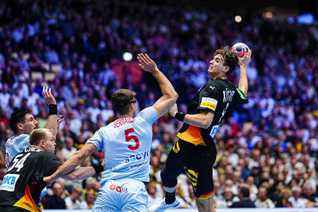 Wurf Tor Julian Koester (Deutschland, 18) DEN, Deutschland vs. Spanien, Handball, EHF Europameisterschaft 2026, Gruppe A, Spieltag 3, 19.01.2026 DEN, Deutschland vs. Spanien, Handball, EHF Europameisterschaft 2026, Gruppe A, Spieltag 3, 19.01.2026 Herning Copyright: xEibner-Pressefoto MarcelxvonxFehrnx EP_MFN