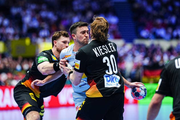 Johannes Golla (Deutschland, 04), Jan Gurri (Spanien, 07), Tom Kiesler (Deutschland, 30) DEN, Deutschland vs. Spanien, Handball, EHF Europameisterschaft 2026, Gruppe A, Spieltag 3, 19.01.2026 DEN, Deutschland vs. Spanien, Handball, EHF Europameisterschaft 2026, Gruppe A, Spieltag 3, 19.01.2026 Herning Copyright: xEibner-Pressefoto MarcelxvonxFehrnx EP_MFN