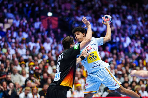 Wurf Tor Marcos Fis (Spanien, 22) DEN, Deutschland vs. Spanien, Handball, EHF Europameisterschaft 2026, Gruppe A, Spieltag 3, 19.01.2026 DEN, Deutschland vs. Spanien, Handball, EHF Europameisterschaft 2026, Gruppe A, Spieltag 3, 19.01.2026 Herning Copyright: xEibner-Pressefoto MarcelxvonxFehrnx EP_MFN