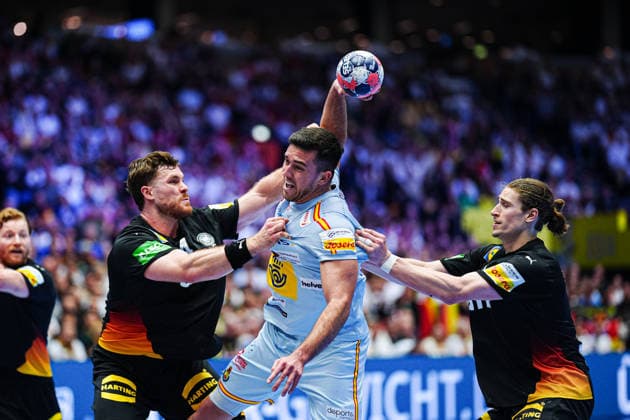Johannes Golla (Deutschland, 04), Jan Gurri (Spanien, 07), Juri Knorr (Deutschland, 15) DEN, Deutschland vs. Spanien, Handball, EHF Europameisterschaft 2026, Gruppe A, Spieltag 3, 19.01.2026 DEN, Deutschland vs. Spanien, Handball, EHF Europameisterschaft 2026, Gruppe A, Spieltag 3, 19.01.2026 Herning Copyright: xEibner-Pressefoto MarcelxvonxFehrnx EP_MFN