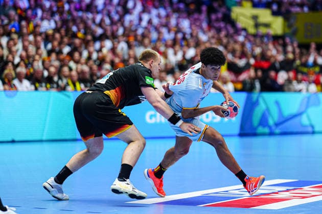 Justus Fischer (Deutschland, 54), Marcos Fis (Spanien, 22) DEN, Deutschland vs. Spanien, Handball, EHF Europameisterschaft 2026, Gruppe A, Spieltag 3, 19.01.2026 DEN, Deutschland vs. Spanien, Handball, EHF Europameisterschaft 2026, Gruppe A, Spieltag 3, 19.01.2026 Herning Copyright: xEibner-Pressefoto MarcelxvonxFehrnx EP_MFN