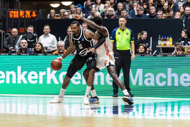 GER, BKT EuroCup, Saison 2025 2026, Niners Chemnitz - Cosea JL Bourg-en-Bresse. 20.01.2026, Messe, Chemnitz, GER, BKT EuroCup, Saison 2025 2026, Niners Chemnitz - Cosea JL Bourg-en-Bresse. Tajuan Agee (Cosea JL Bourg-en-Bresse 12), Amadou Sow (Niners Chemnitz, 12) Foto Alexander Trienitz Chemnitz Messe Sachsen Deutschland