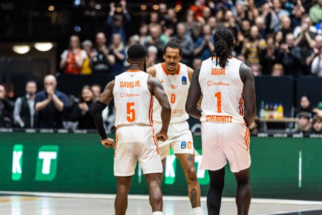 GER, BKT EuroCup, Saison 2025 2026, Niners Chemnitz - Cosea JL Bourg-en-Bresse. 20.01.2026, Messe, Chemnitz, GER, BKT EuroCup, Saison 2025 2026, Niners Chemnitz - Cosea JL Bourg-en-Bresse. Corey Davis Jr. (Niners Chemnitz, 5) jubelt mit Kevin Yebo (Niners Chemnitz, 0) und Aher Uguak (Niners Chemnitz, 1) Foto Alexander Trienitz Chemnitz Messe Sachsen Deutschland