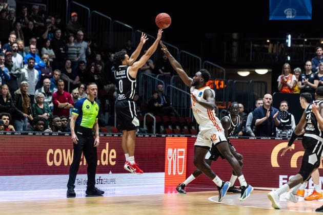 GER, BKT EuroCup, Saison 2025 2026, Niners Chemnitz - Cosea JL Bourg-en-Bresse. 20.01.2026, Messe, Chemnitz, GER, BKT EuroCup, Saison 2025 2026, Niners Chemnitz - Cosea JL Bourg-en-Bresse. Darius Mcghee (Cosea JL Bourg-en-Bresse 0), Amadou Sow (Niners Chemnitz, 12) Foto Alexander Trienitz Chemnitz Messe Sachsen Deutschland
