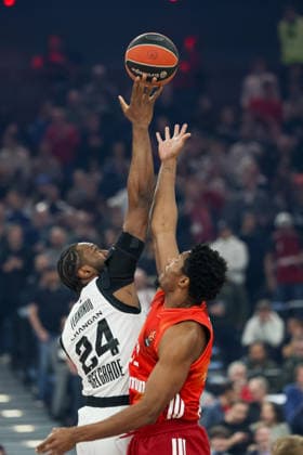 Tip-Off Wenyen Gabriel (FC Bayern Basketball, 32) mit Bruno Fernando (Partizan Mozzart Bet Belgrad, 24), GER, FC Bayern Basketball vs. Partizan Mozzart Bet Belgrad, Basketball, Euroleague, 23. Spieltag, Saison 2025 2026, 20.01.2026, GER, FC Bayern Basketball vs. Partizan Mozzart Bet Belgrad, Basketball, Euroleague, 23. Spieltag, Saison 2025 2026, 20.01.2026 Muenchen Copyright: xEibner-Pressefoto JennixMaulx EP_JML
