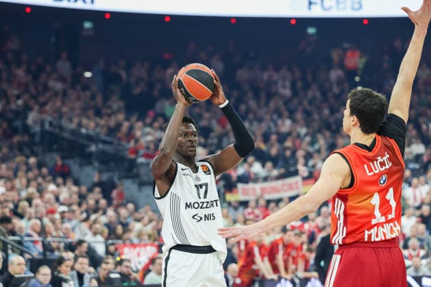 Isaac Bonga (Partizan Mozzart Bet Belgrad, 17) mit Vladimir Lucic (FC Bayern Basketball, 11), GER, FC Bayern Basketball vs. Partizan Mozzart Bet Belgrad, Basketball, Euroleague, 23. Spieltag, Saison 2025 2026, 20.01.2026, GER, FC Bayern Basketball vs. Partizan Mozzart Bet Belgrad, Basketball, Euroleague, 23. Spieltag, Saison 2025 2026, 20.01.2026 Muenchen Copyright: xEibner-Pressefoto JennixMaulx EP_JML