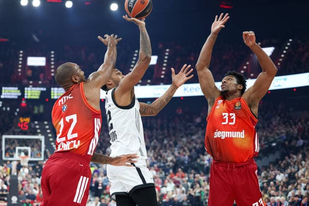 Sterling Brown (Partizan Mozzart Bet Belgrad, 12) mit Isiaha Mike (FC Bayern Basketball, 22) und David McCormack (FC Bayern Basketball, 33), GER, FC Bayern Basketball vs. Partizan Mozzart Bet Belgrad, Basketball, Euroleague, 23. Spieltag, Saison 2025 2026, 20.01.2026, GER, FC Bayern Basketball vs. Partizan Mozzart Bet Belgrad, Basketball, Euroleague, 23. Spieltag, Saison 2025 2026, 20.01.2026 Muenchen Copyright: xEibner-Pressefoto JennixMaulx EP_JML
