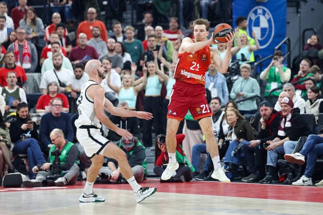Justuz Hollatz (FC Bayern Basketball, 21) mit Nick Calathes (Partizan Mozzart Bet Belgrad, 33), GER, FC Bayern Basketball vs. Partizan Mozzart Bet Belgrad, Basketball, Euroleague, 23. Spieltag, Saison 2025 2026, 20.01.2026, GER, FC Bayern Basketball vs. Partizan Mozzart Bet Belgrad, Basketball, Euroleague, 23. Spieltag, Saison 2025 2026, 20.01.2026 Muenchen Copyright: xEibner-Pressefoto JennixMaulx EP_JML