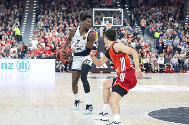 Isaac Bonga (Partizan Mozzart Bet Belgrad, 17) mit Vladimir Lucic (FC Bayern Basketball, 11), GER, FC Bayern Basketball vs. Partizan Mozzart Bet Belgrad, Basketball, Euroleague, 23. Spieltag, Saison 2025 2026, 20.01.2026, GER, FC Bayern Basketball vs. Partizan Mozzart Bet Belgrad, Basketball, Euroleague, 23. Spieltag, Saison 2025 2026, 20.01.2026 Muenchen Copyright: xEibner-Pressefoto JennixMaulx EP_JML