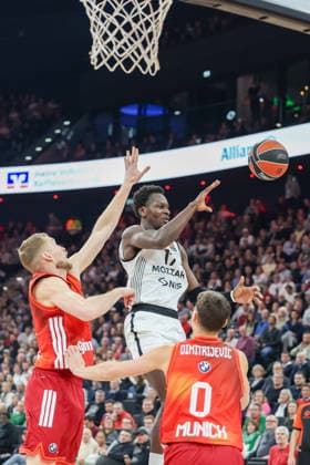 Isaac Bonga (Partizan Mozzart Bet Belgrad, 17) mit Niels Giffey (FC Bayern Basketball, 05) und Nenad Dimitrijevic (FC Bayern Basketball, 00), GER, FC Bayern Basketball vs. Partizan Mozzart Bet Belgrad, Basketball, Euroleague, 23. Spieltag, Saison 2025 2026, 20.01.2026, GER, FC Bayern Basketball vs. Partizan Mozzart Bet Belgrad, Basketball, Euroleague, 23. Spieltag, Saison 2025 2026, 20.01.2026 Muenchen Copyright: xEibner-Pressefoto JennixMaulx EP_JML