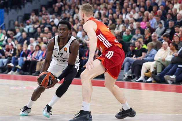 Isaac Bonga (Partizan Mozzart Bet Belgrad, 17) mit Niels Giffey (FC Bayern Basketball, 05), GER, FC Bayern Basketball vs. Partizan Mozzart Bet Belgrad, Basketball, Euroleague, 23. Spieltag, Saison 2025 2026, 20.01.2026, GER, FC Bayern Basketball vs. Partizan Mozzart Bet Belgrad, Basketball, Euroleague, 23. Spieltag, Saison 2025 2026, 20.01.2026 Muenchen Copyright: xEibner-Pressefoto JennixMaulx EP_JML