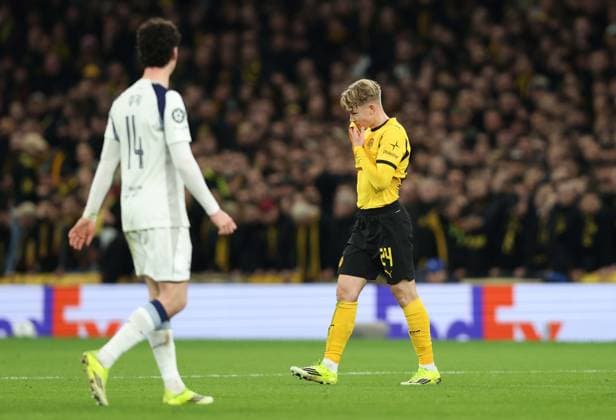. - Tottenham Hotspur v Borussia Dortmund, UEFA Champions League, League Phase, Tottenham Hotspur Stadium, London, England. - 20th January 2026. (C) Daniel Weir Crystal Pix Daniel Svensson of Borussia Dortmund looks disappointed & dejected after being shown a red card and sent off. - Tottenham Hotspur v Borussia Dortmund, UEFA Champions League, League Phase, Tottenham Hotspur Stadium, London, England. - 20th January 2026. (C) Daniel Weir Crystal Pix London Tottenham Hotspur Stadium United Kingdom Copyright: xDanielxWeirx CP_Tottenham_Dortmund_200126_DW_24