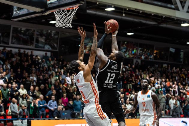 GER, BKT EuroCup, Saison 2025 2026, Niners Chemnitz - Cosea JL Bourg-en-Bresse. 20.01.2026, Messe, Chemnitz, GER, BKT EuroCup, Saison 2025 2026, Niners Chemnitz - Cosea JL Bourg-en-Bresse. Tajuan Agee (Cosea JL Bourg-en-Bresse 12), Kevin Yebo (Niners Chemnitz, 0) Foto Alexander Trienitz Chemnitz Messe Sachsen Deutschland