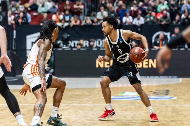 GER, BKT EuroCup, Saison 2025 2026, Niners Chemnitz - Cosea JL Bourg-en-Bresse. 20.01.2026, Messe, Chemnitz, GER, BKT EuroCup, Saison 2025 2026, Niners Chemnitz - Cosea JL Bourg-en-Bresse. Darius Mcghee (Cosea JL Bourg-en-Bresse 0), Nike Sibande (Niners Chemnitz, 2) Foto Alexander Trienitz Chemnitz Messe Sachsen Deutschland