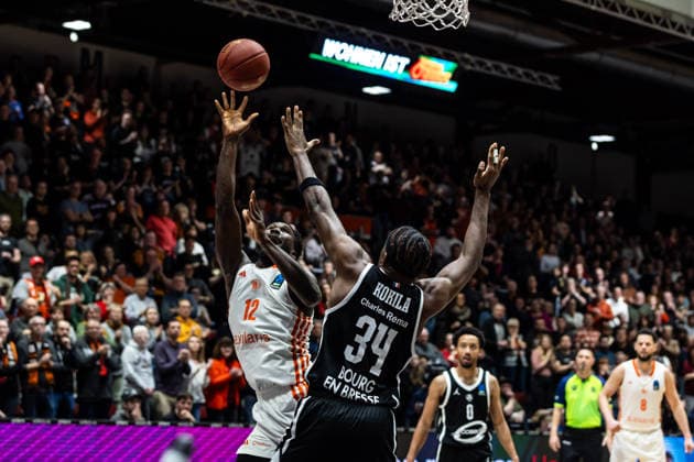 GER, BKT EuroCup, Saison 2025 2026, Niners Chemnitz - Cosea JL Bourg-en-Bresse. 20.01.2026, Messe, Chemnitz, GER, BKT EuroCup, Saison 2025 2026, Niners Chemnitz - Cosea JL Bourg-en-Bresse. Amadou Sow (Niners Chemnitz, 12), Kevin Kokila (Cosea JL Bourg-en-Bresse 34) Foto Alexander Trienitz Chemnitz Messe Sachsen Deutschland