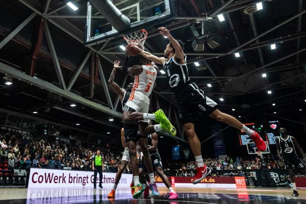 GER, BKT EuroCup, Saison 2025 2026, Niners Chemnitz - Cosea JL Bourg-en-Bresse. 20.01.2026, Messe, Chemnitz, GER, BKT EuroCup, Saison 2025 2026, Niners Chemnitz - Cosea JL Bourg-en-Bresse. Corey Davis Jr. (Niners Chemnitz, 5), Darius Mcghee (Cosea JL Bourg-en-Bresse 0) Foto Alexander Trienitz Chemnitz Messe Sachsen Deutschland