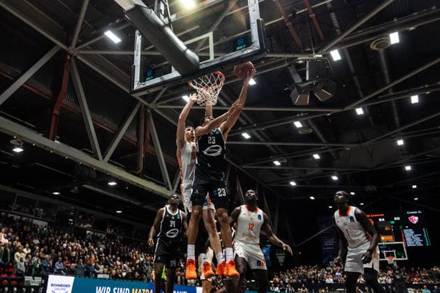 GER, BKT EuroCup, Saison 2025 2026, Niners Chemnitz - Cosea JL Bourg-en-Bresse. 20.01.2026, Messe, Chemnitz, GER, BKT EuroCup, Saison 2025 2026, Niners Chemnitz - Cosea JL Bourg-en-Bresse. Ricardo Lindo (Cosea JL Bourg-en-Bresse 23), Yordan Minchev (Niners Chemnitz, 91) Foto Alexander Trienitz Chemnitz Messe Sachsen Deutschland