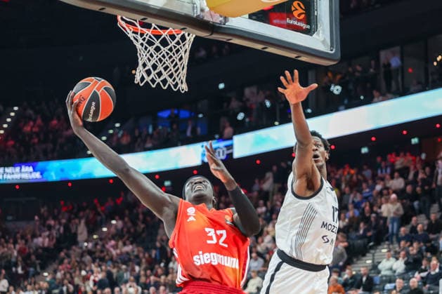 Wenyen Gabriel (FC Bayern Basketball, 32) mit Isaac Bonga (Partizan Mozzart Bet Belgrad, 17), GER, FC Bayern Basketball vs. Partizan Mozzart Bet Belgrad, Basketball, Euroleague, 23. Spieltag, Saison 2025 2026, 20.01.2026, GER, FC Bayern Basketball vs. Partizan Mozzart Bet Belgrad, Basketball, Euroleague, 23. Spieltag, Saison 2025 2026, 20.01.2026 Muenchen Copyright: xEibner-Pressefoto JennixMaulx EP_JML