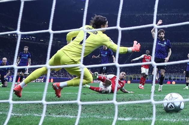 Gabriel Jesus of Arsenal scores the opening goal pats Yann Sommer of Inter Milan Inter Milan v Arsenal, UEFA Champions League, Group Stage, Football, San Siro, Milan, Italy - 20 Jan 2026Milan San Siro Italy EDITORIAL USE ONLY No use with unauthorised audio, video, data, fixture lists, club league logos or live services. Online in-match use limited to 120 images, no video emulation. No use in betting, games or single club league player publications. Copyright: xMichaelxZemanek Shutterstockx 16348333ad