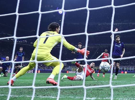 Gabriel Jesus of Arsenal scores the opening goal pats Yann Sommer of Inter Milan Inter Milan v Arsenal, UEFA Champions League, Group Stage, Football, San Siro, Milan, Italy - 20 Jan 2026Milan San Siro Italy EDITORIAL USE ONLY No use with unauthorised audio, video, data, fixture lists, club league logos or live services. Online in-match use limited to 120 images, no video emulation. No use in betting, games or single club league player publications. Copyright: xMichaelxZemanek Shutterstockx 16348333ae