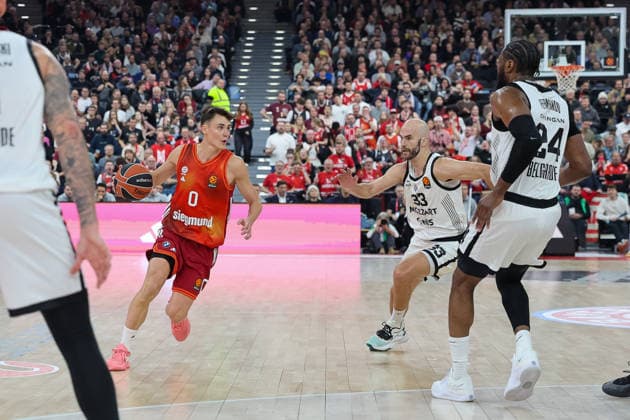 Nenad Dimitrijevic (FC Bayern Basketball, 00) mit Nick Calathes (Partizan Mozzart Bet Belgrad, 33), GER, FC Bayern Basketball vs. Partizan Mozzart Bet Belgrad, Basketball, Euroleague, 23. Spieltag, Saison 2025 2026, 20.01.2026, GER, FC Bayern Basketball vs. Partizan Mozzart Bet Belgrad, Basketball, Euroleague, 23. Spieltag, Saison 2025 2026, 20.01.2026 Muenchen Copyright: xEibner-Pressefoto JennixMaulx EP_JML